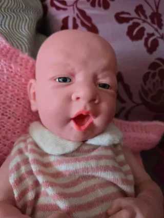 Muñeca realista con ropa y accesorios