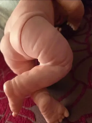 Muñeca realista con ropa y accesorios