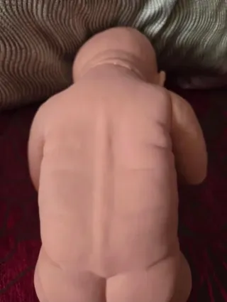 Muñeca realista con ropa y accesorios