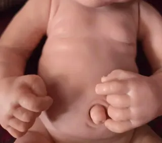 Muñeca realista con ropa y accesorios