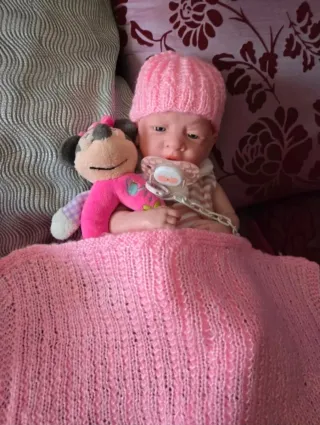 Muñeca realista con ropa y accesorios