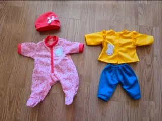 Muñeca realista con ropa y accesorios