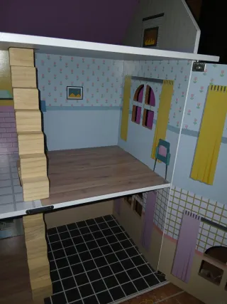 Casita de muñecas rosa con detalles