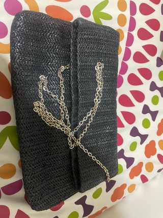 Bolso negro con cadena plateada