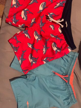 Bañador niño tiburones rojo y azul T6-7 años 4€