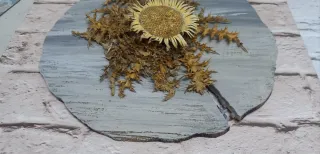 Eguzkilore artesanal sobre tronco fino de madera