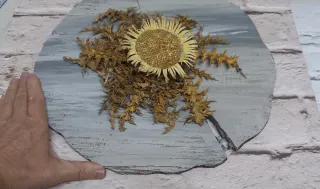 Eguzkilore artesanal sobre tronco fino de madera