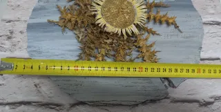 Eguzkilore artesanal sobre tronco fino de madera