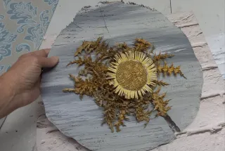 Eguzkilore artesanal sobre tronco fino de madera