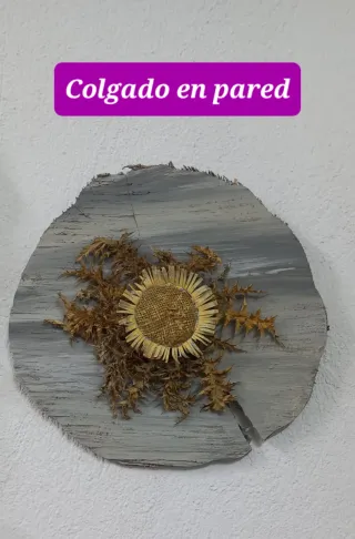 Eguzkilore artesanal sobre tronco fino de madera