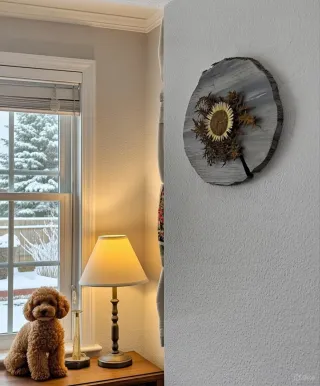 Eguzkilore artesanal sobre tronco fino de madera