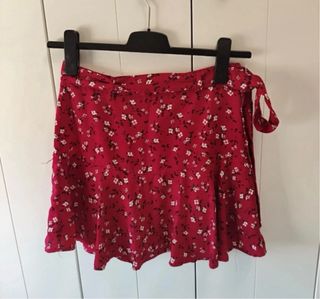 Falda pantalón roja con estampado floral