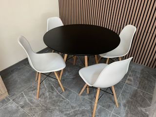 Mesa redonda negra y 4 sillas blancas! Oferta!