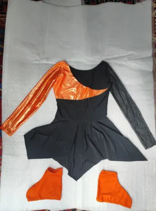 Traje de patinaje artístico naranja y negro