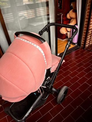 Carrito de bebé rosa con sillita de paseo