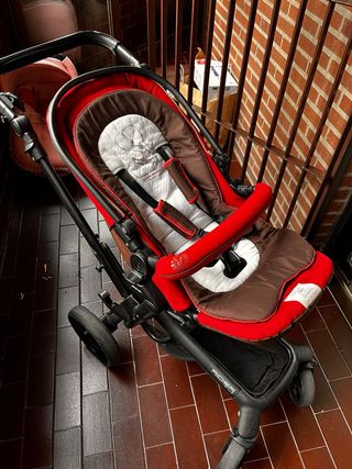 Carrito de bebé rosa con sillita de paseo