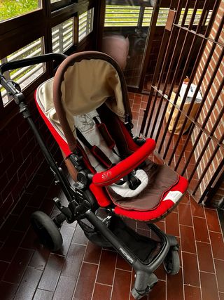Carrito de bebé rosa con sillita de paseo