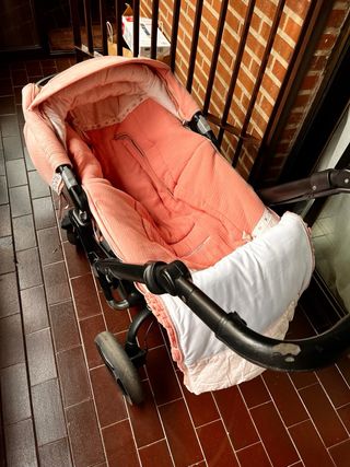 Carrito de bebé rosa con sillita de paseo
