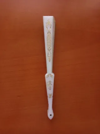 Abanico de tela con varillas blancas