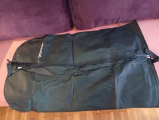 2 Portatrajes CH Carolina Herrera Negro y Rojo