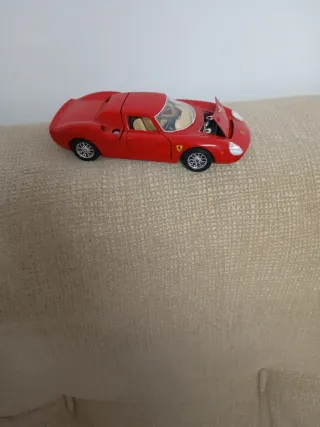 Coche de juguete Ferrari rojo