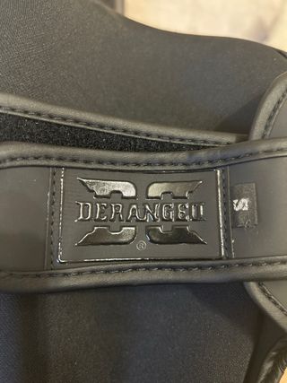Espinilleras Muay Thai DERAI Negras