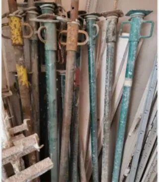 Puntales metálicos, andamios, gatos y planchas.