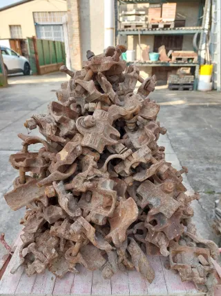 Edilizia morsetti e tubi tipo innocenti.