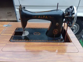 máquina de coser con mueble de madera