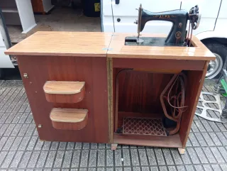 máquina de coser con mueble de madera