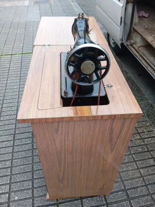 máquina de coser con mueble de madera