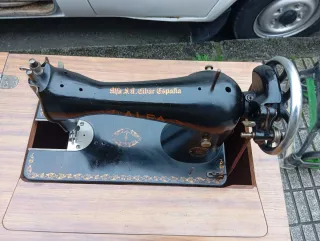 máquina de coser con mueble de madera