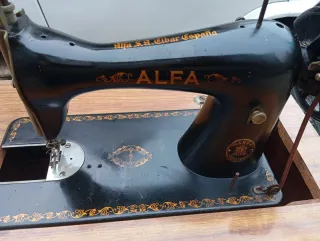 máquina de coser con mueble de madera