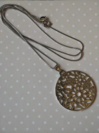 Colgante redondo con diseño floral