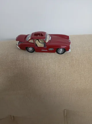 Coche de juguete Mercedes Benz rojo