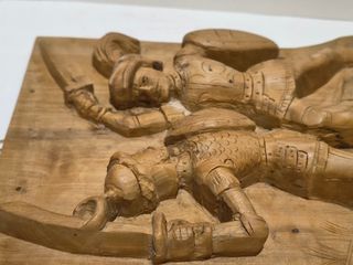 Antico pannello legno bassorilievo guerrieri