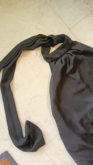 Vestido Negro Corto Atado al Cuello