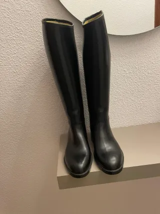 Botas de montar a caballo negras y gorro