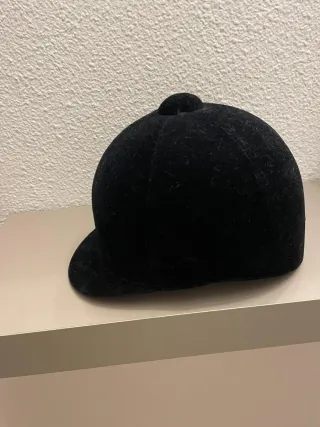 Botas de montar a caballo negras y gorro