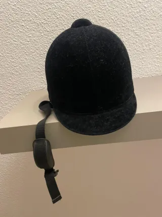 Botas de montar a caballo negras y gorro