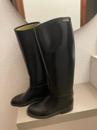 Botas de montar a caballo negras y gorro