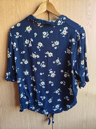 Blusa azul estampada flores