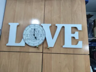 Decoración LOVE con Reloj para colgar el la pared.