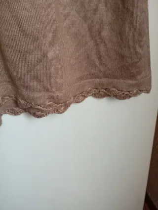 Blusa beige con cuello de encaje