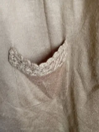 Blusa beige con cuello de encaje