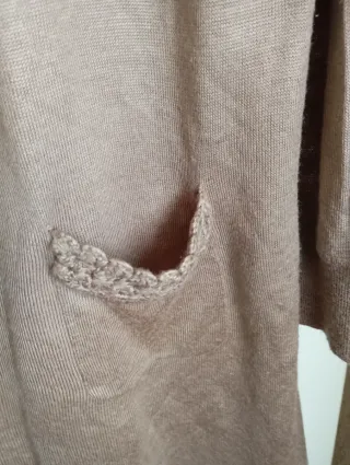 Blusa beige con cuello de encaje