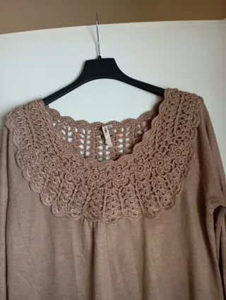 Blusa beige con cuello de encaje
