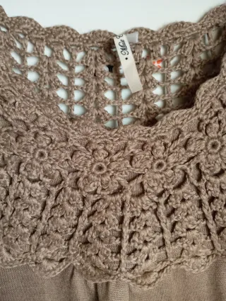 Blusa beige con cuello de encaje