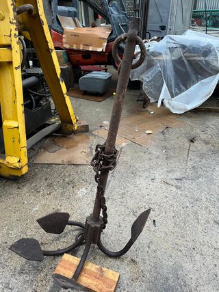 Ancla de barco antigua