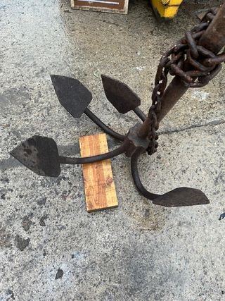 Ancla de barco antigua